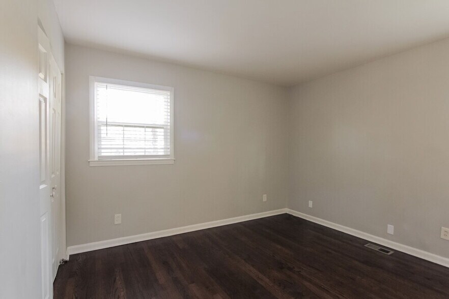 Building Photo - 528 W Arrowood Rd