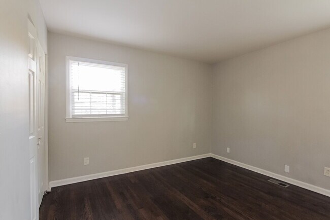 Building Photo - 528 W Arrowood Rd