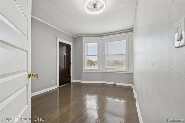 Building Photo - 304 Hendrie St