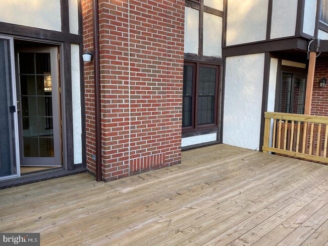 Building Photo - 13 Dickens Square