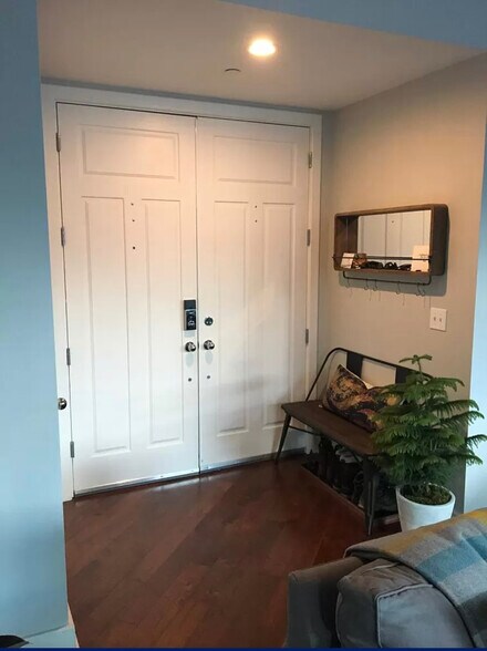 Building Photo - 324 E Main St