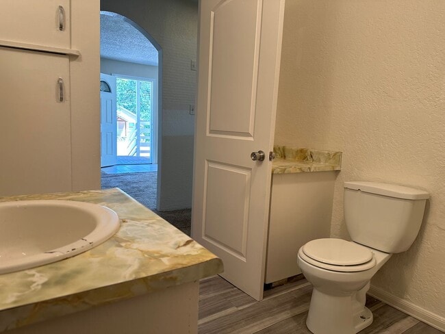 Building Photo - Well maintained home, recent upgrades, cut...