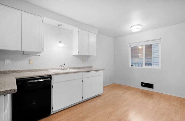 Building Photo - Spacious 2BD/1.5BTH Condo in Lynnwood - Mo...