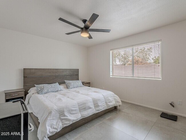 Building Photo - 5817 S Siesta Ln