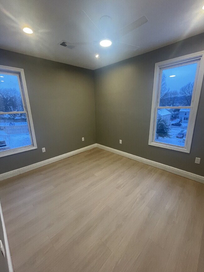 Building Photo - 3 Bedroom Fresh Renovation in Leetsdale!