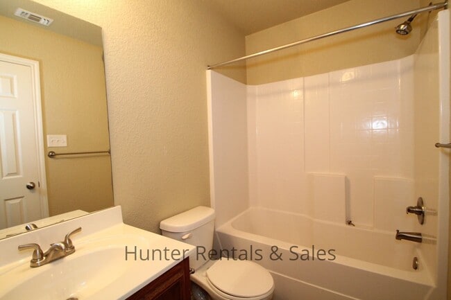 Building Photo - Spacious three-bedroom
