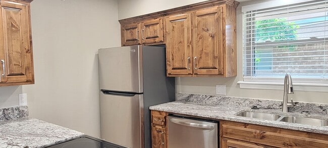 Building Photo - UPDATED COLONIAL PARK CONDO