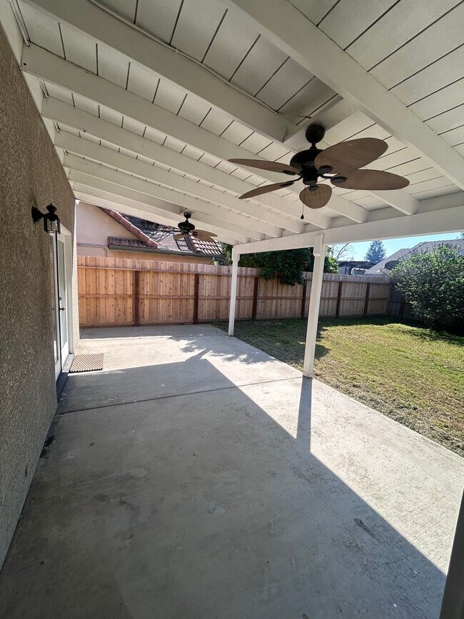 Building Photo - Now Available! 3 Bedroom Home in North West Visalia!