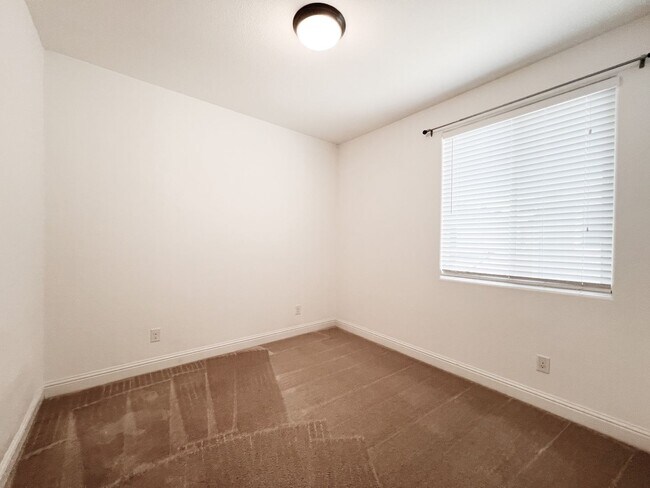 Building Photo - Spacious 4 Bd 3 Bath Home in Elk Grove