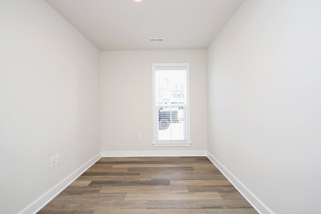 Building Photo - Light-Filled End-Unit Old Trail Townhome