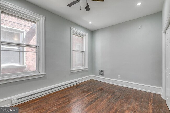 Building Photo - Amazing Unit