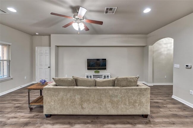 Building Photo - 328 Langely