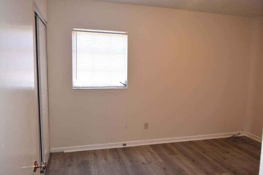 Building Photo - 8114 Meadowglen Dr