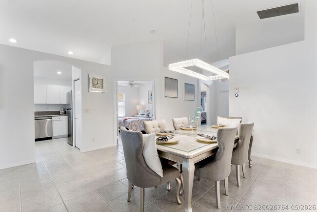 Building Photo - 6887 Viale Elizabeth