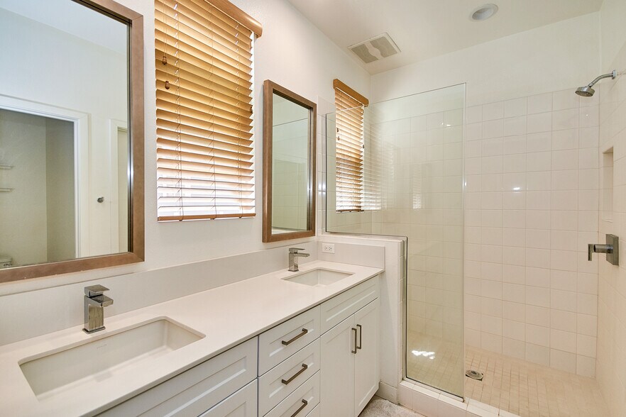 Building Photo - 9914 Artesia Blvd