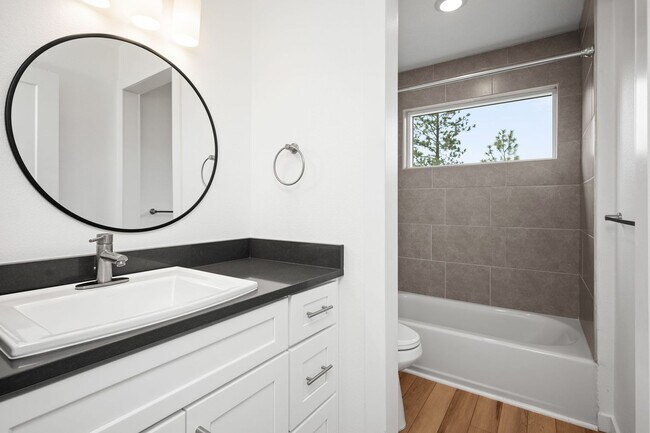 Building Photo - BEAUTIFUL Spacious Modern Grandview Single Level Home!