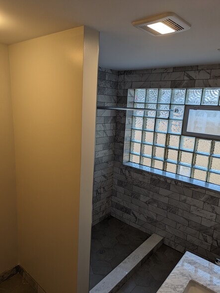 Building Photo - 3322 W Catalpa Ave