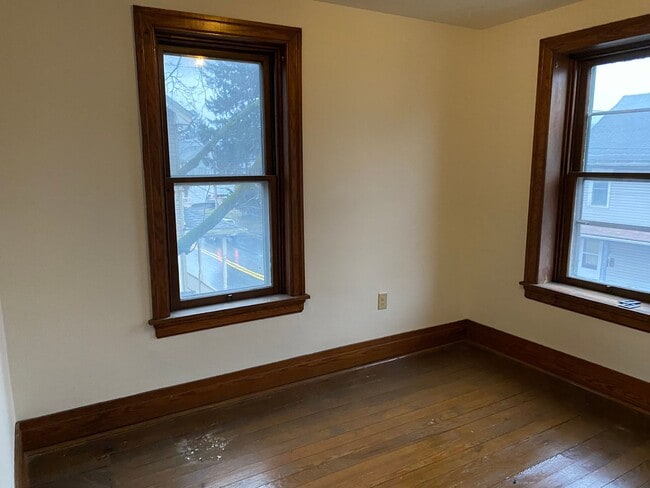 Building Photo - Spacious Manheim 3 Bedroom, 2 Bath House