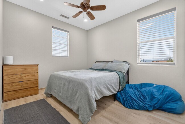 Building Photo - Amazing 5-Bedroom, 2.5-Bath Two Story Home in Stoneridge, PV