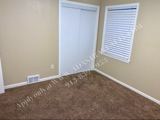Building Photo - Charming Prairie Village Ranch Home-Availa...