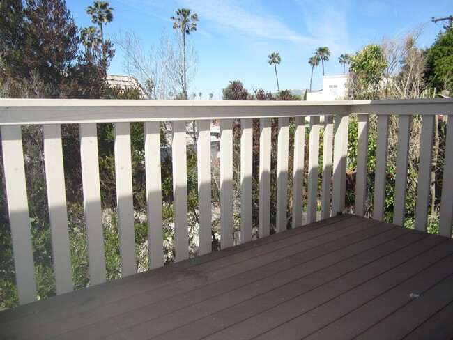 Building Photo - Well Maintained Duplex near Ventura Beach!