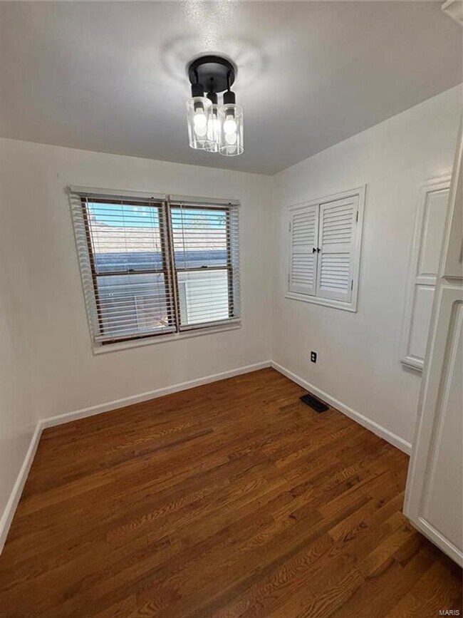 Building Photo - Discover this beautifully refreshed 2-bed, 2-bath gem in St. Ann!