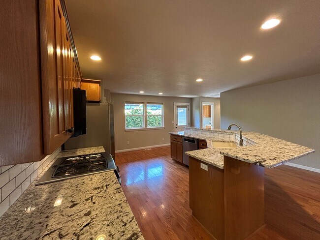 Building Photo - Well Maintained 3 Bedroom / 2 Bathroom Hom...
