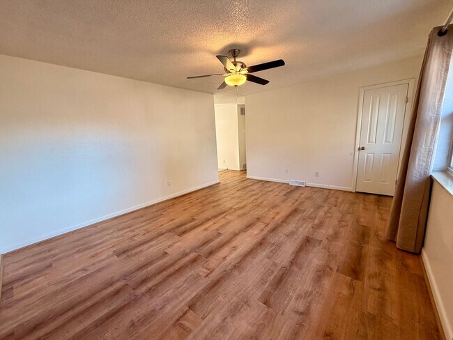 Building Photo - Lovely 5-bedroom, 2¾-bath home located in ...