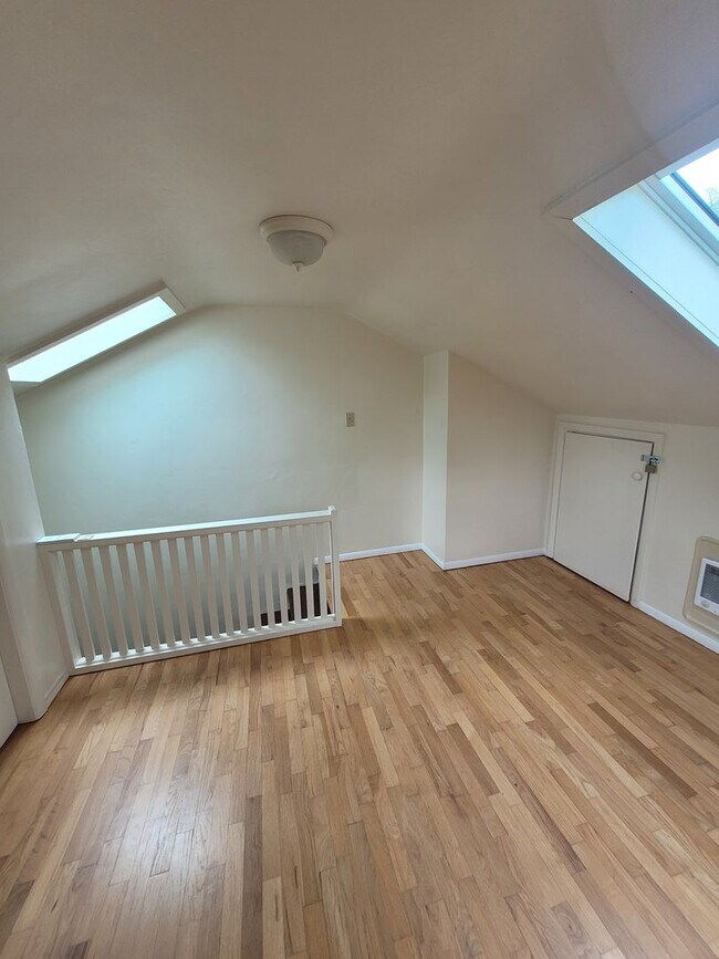 Building Photo - Charming 3BD/1BA located within walking distance to Friendly/College Hill neighborhood Market of ...