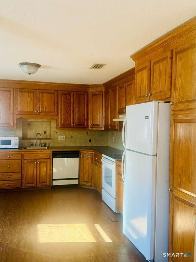 Building Photo - 20 Crest Dr