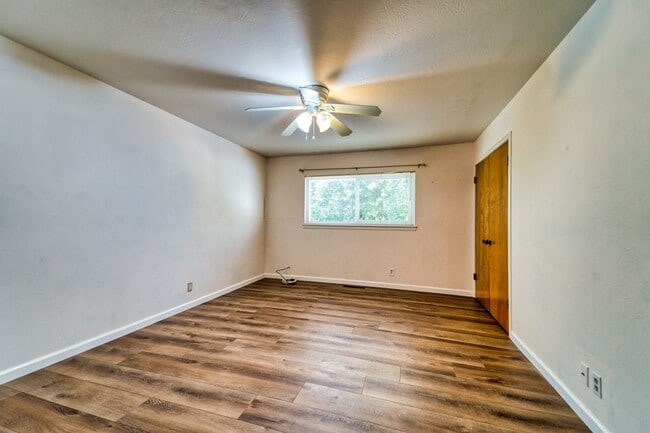 Building Photo - Beautiful 3 Bed / 2 Bath  on 1.8 Acres Ple...