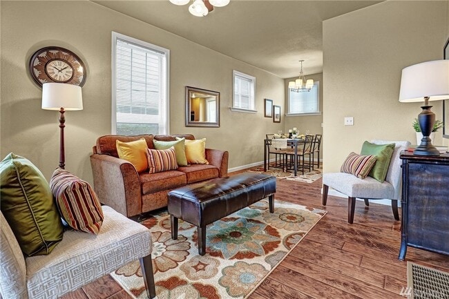 Building Photo - 3 Bed House Available Now! 1 block from Green Lake!