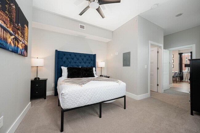 Building Photo - 1 Bedroom corner unit in the heart of Shor...