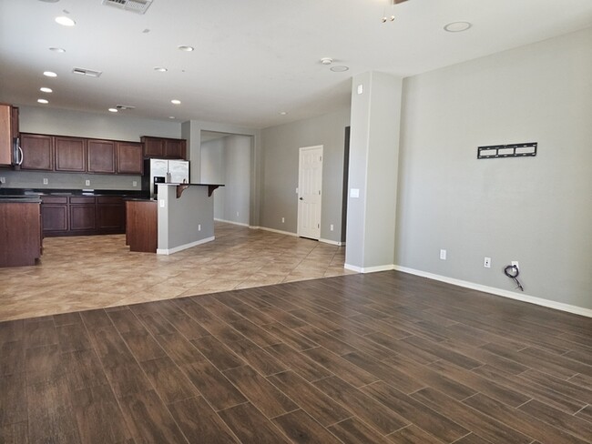 Building Photo - 845 E Doral Ct