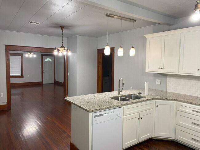 Building Photo - 324 S Benjamin St