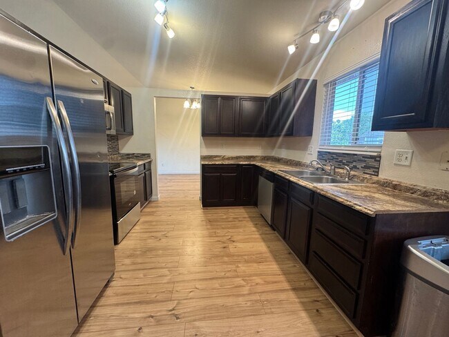 Building Photo - 7126 Oxmoor Ln