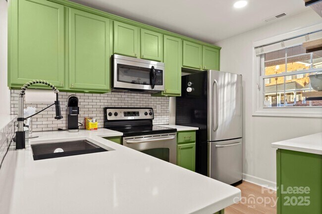 Building Photo - 1318 Green Oaks Ln