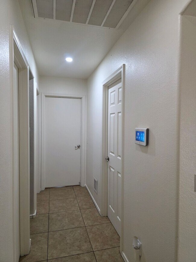 Building Photo - Beautiful 3BR 2BA Home w/ Private Pool • Pool + Covered Patio • Attached Garage in Phoenix