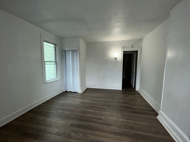 Building Photo - 5 bed 2 bath