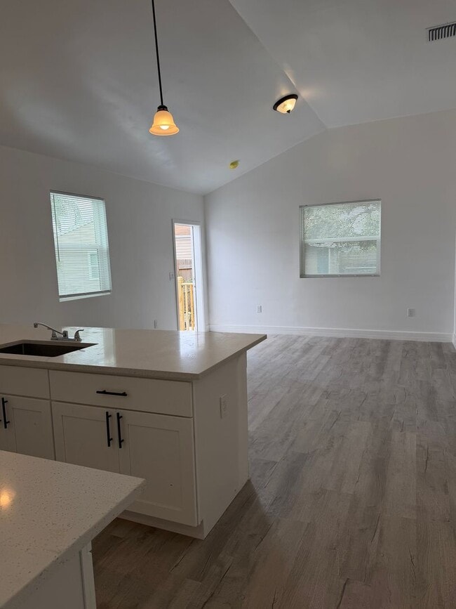 Building Photo - Arlington