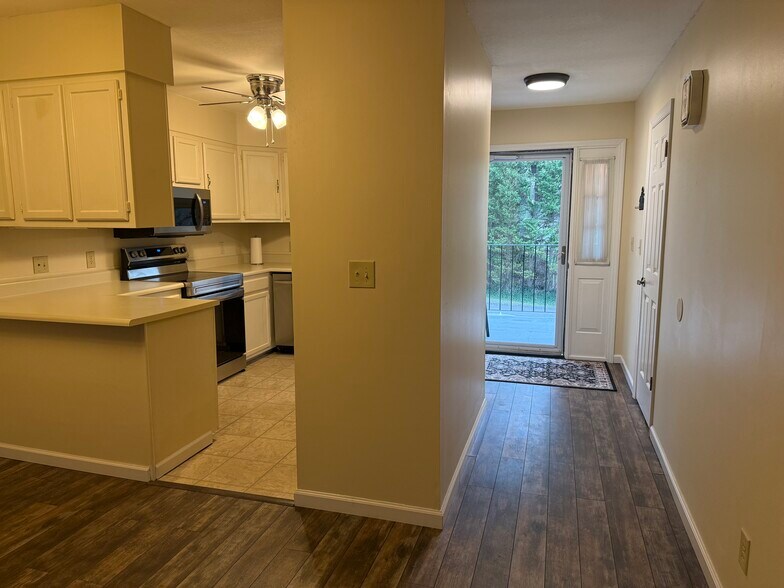 Building Photo - 104 Meadow Park Ln