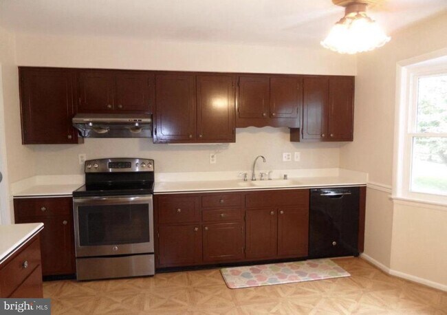 Building Photo - 9400 Tiller Dr