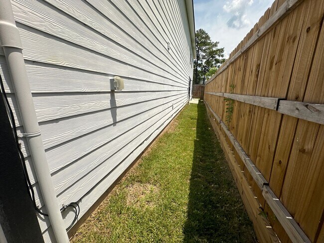 Building Photo - For Lease | 3 Bed, 2 Bath | 1,150 Sq Ft | ...