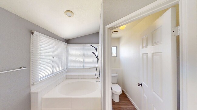 Building Photo - 34907 Summerwood Dr