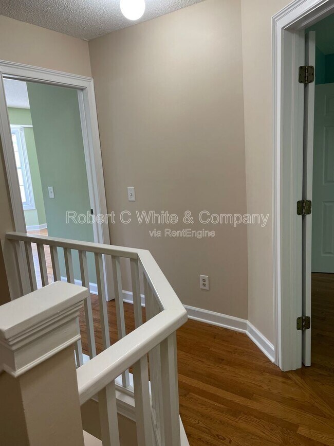 Building Photo - 402 Cambridge Cmns