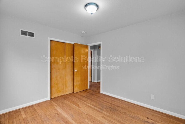 Building Photo - 9220 Leamont Dr