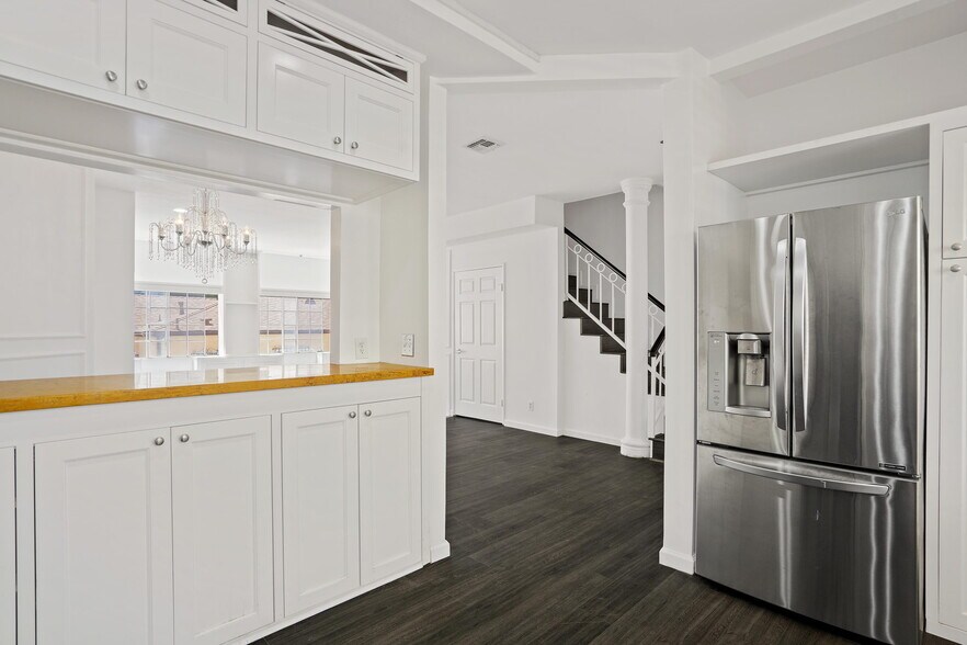 Building Photo - 850 N Poinsettia Pl