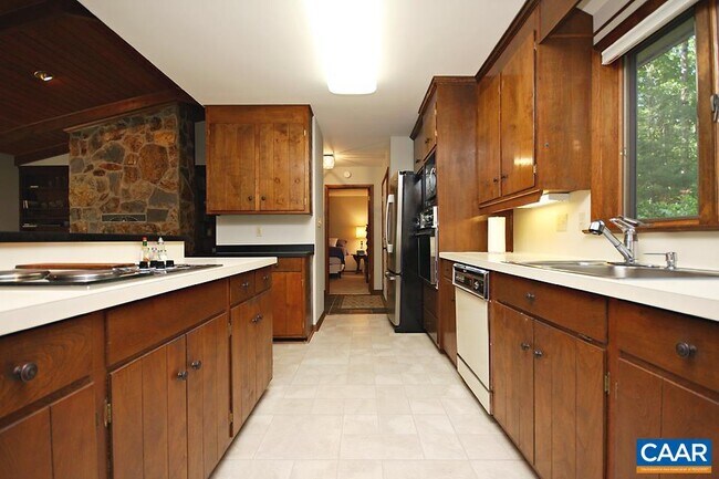 Building Photo - 32 Dogleg Rd