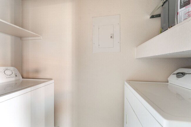 Building Photo - Stylish & Cozy Home with Fireplace in Gated Community!