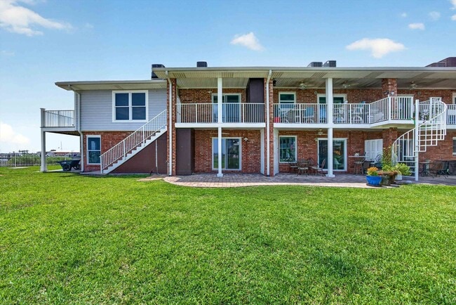 Building Photo - 83 Comares Ave